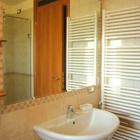 דירה In With Communal Pool לאזיסה